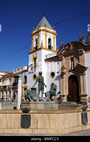 Kirchliche Zentrum mit einem Brunnen im Vordergrund, Plaza de Socorro, Ronda, Provinz Malaga, Andalusien, Spanien. Stockfoto