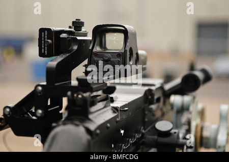 Ein Mittleres Maschinengewehr Fabrique Nationalie FN MAG L44A1 montiert auf einem Gimble auf HMS Monmouth, Art 23 Fregatten. Stockfoto