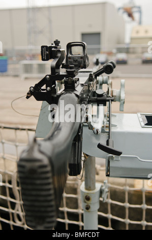 Ein Mittleres Maschinengewehr Fabrique Nationalie FN MAG L44A1 montiert auf einem Gimble auf HMS Monmouth, Art 23 Fregatten. Stockfoto