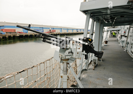 Ein Mittleres Maschinengewehr Fabrique Nationalie FN MAG L44A1 montiert auf einem Gimble auf HMS Monmouth, Art 23 Fregatten. Stockfoto