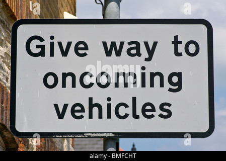 Geben Sie Weg zu entgegenkommenden Fahrzeugen Schild Verkehrszeichen rechteckig Stockfoto