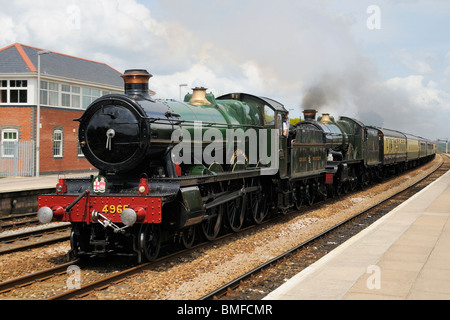 Doppelkopfdampfzüge am Dawlish Warren Bahnhof, die eine Reiseszene nachbilden, die man in den 1940er, 1950er und 1960er Jahren häufig gesehen hat Stockfoto