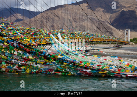 Gebetsfahnen auf einer Brücke über die Lhasa oder Kyi Chu-Fluss in der Nähe von Lhasa, Tibet Stockfoto
