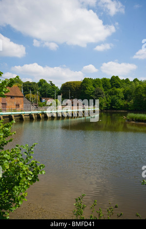 Bartley Wasser und die Maut Brücke Eling Hampshire, England Stockfoto