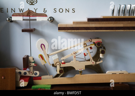 Abschnitt und Detail der Tastaturaktionen eines Steinway-Flügels Stockfoto