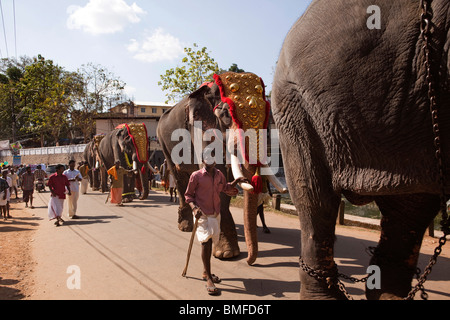 Indien, Kerala, Adoor, Sree Parthasarathy Tempel, Gajamela, caparisoned Elefanten in rituelle Prozession Stockfoto