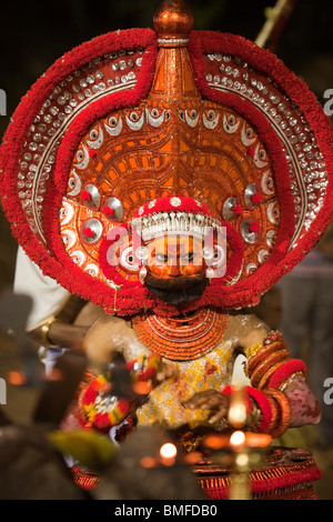 Indien, Kerala, Cannanore (Kannur), Theyyam, alten Pre hinduistische Volkskunst Ritual, kostümierte Figur am altar Stockfoto