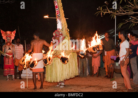 Indien, Kerala, Cannanore (Kannur), Theyyam Volkskunst Ritual, Agni-Ghandakaran tanzen in Trance umgeben von Fackeln Stockfoto