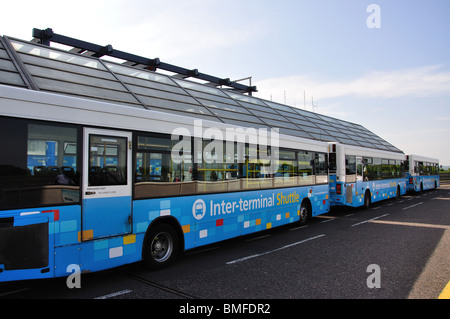 Shuttle-Busse, Nord-Terminal, Flughafen London-Gatwick, Crawley, West Sussex, England, Vereinigtes Königreich Stockfoto