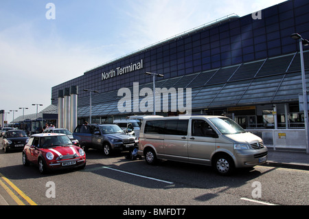 Abflugebene, Nord-Terminal, Flughafen London-Gatwick, Crawley, West Sussex, England, Vereinigtes Königreich Stockfoto