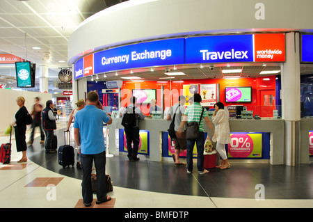 Travelex Geldwechsel in der Abfahrt, North Terminal, Gatwick Airport, Crawley, West Sussex, England, Vereinigtes Königreich Stockfoto