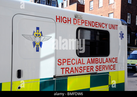 Hohe Abhängigkeit Gerät spezielle Ambulanz Transfer Service außerhalb The Heart Hospital London England UK Stockfoto