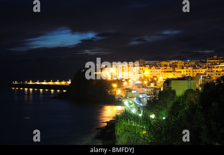 Stadt Morro Jable nachts beleuchtet. Kanarischen Insel Fuerteventura, Spanien Stockfoto