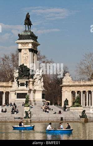 Denkmal von König Alfonso XII und El Estanque See im Retiro Park im Zentrum von Madrid, Spanien Stockfoto