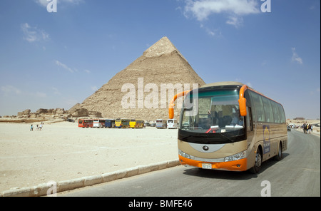 Reisebusse in Gizeh, Ägypten, mit der Pyramide von Khafre (Chephren) im Hintergrund, Gizeh, Kairo, Ägypten Stockfoto