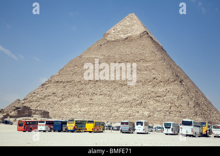 Reisebusse in Gizeh, Ägypten, mit der Pyramide von Khafre (Chephren) im Hintergrund, Gizeh, Kairo, Ägypten Stockfoto