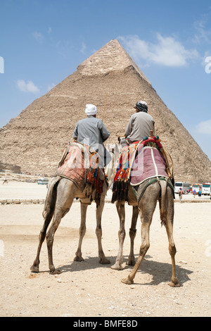 Pyramid Kamele; zwei Kamelreiter vor der Pyramide von Khafre (Chephren) in Giza, Kairo, ägypten Stockfoto