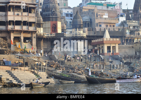 Die Manikarnika Ghat am Ganges in Varanasi, Indien brennen Stockfoto