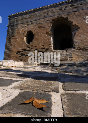 Orange Blätter Verlegung auf den Steinen der Mauer Simatai Bereich, China Stockfoto