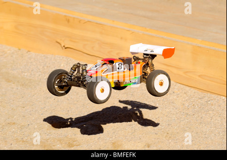 Eine ferngesteuerte Modell-Rennwagen in der Luft bei einem Sprung während eines Rennens Stockfoto