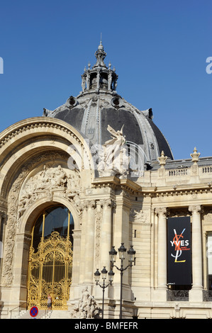 Yves Saint Laurent Ausstellung im Museum Le Petit Palais, Paris, 75008, Frankreich Stockfoto