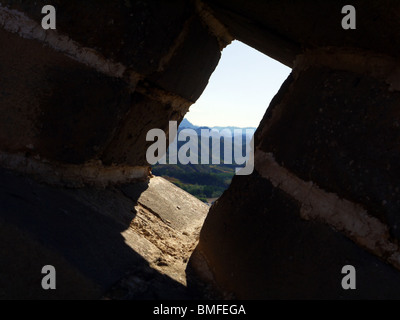 Schmale Waffe Slot im sehr steilen Abschnitt der großen Mauer Simatai Bereich, China Stockfoto