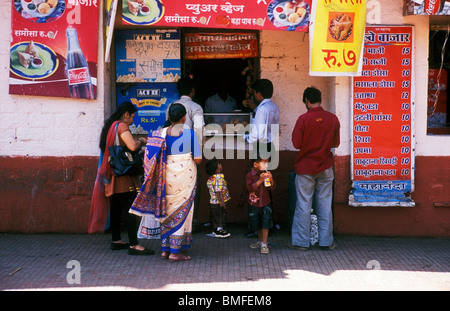 Schnell Ffod Shop am Chhatrapati Shivaji Terminus Mumbai Indien Stockfoto