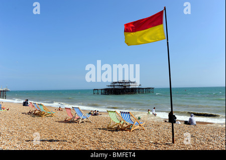 Sicherheitsfahne auf Brighton Beach von der Küste von West Pier UK Sussex Stockfoto