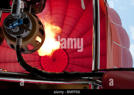 Heißluftballon, gefüllt mit heißer Luft vor dem Start Stockfoto