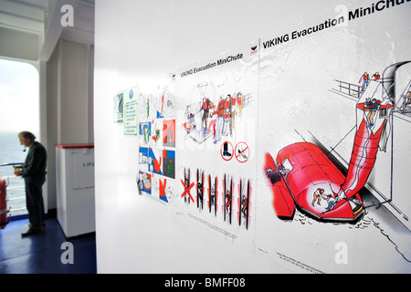 Anweisung Handbuch Plakat über Evakuierung mit Rettungsboot an Bord der Fähre, Europa Stockfoto