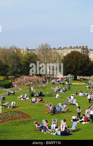 Menschen entspannen in Parade Gärten, Bath, England, Großbritannien Stockfoto