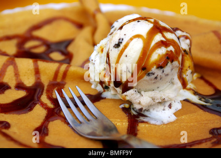 Köstliche Karamell Eis über eine Crepe mit Schokoladenglasur Stockfoto