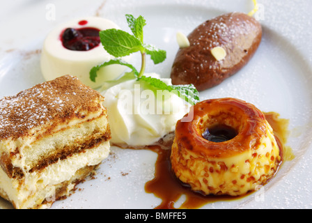 Verschiedene leckere Desserts in einer einzigen Platte Stockfoto