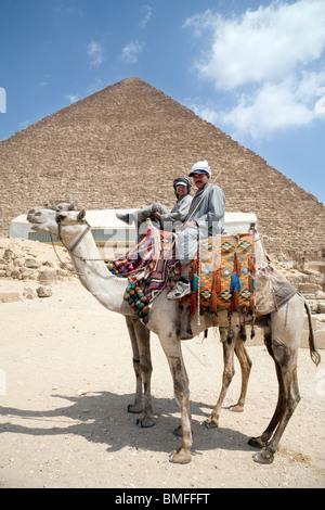 Zwei Kamel Fahrer vor der der Cheops-Pyramide (Khufu) bei Gizeh-Ägypten Stockfoto