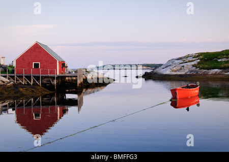 Rote Kanu auf ruhiger See Stockfoto