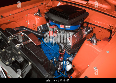 1970er Jahre Ära Ford-V8-Motor in einem restaurierten Auto Stockfoto