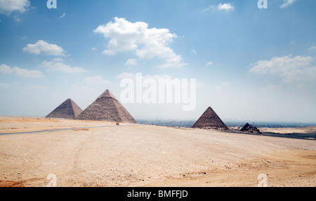 Altes Ägypten; Blick auf die Pyramiden von Gizeh, Kairo, Ägypten Stockfoto