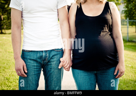 Junge erwarten Eltern Hand in Hand Stockfoto