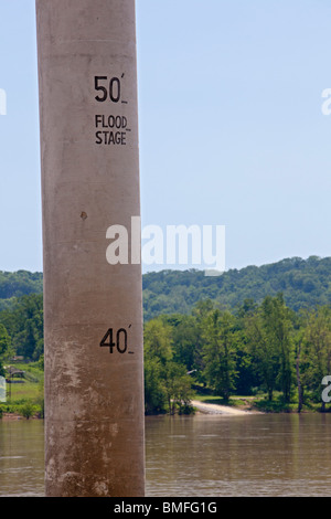 Vevay, Indiana - eine konkrete Stelle misst die Tiefe des Ohio River fließt zwischen Indiana und Kentucky. Stockfoto