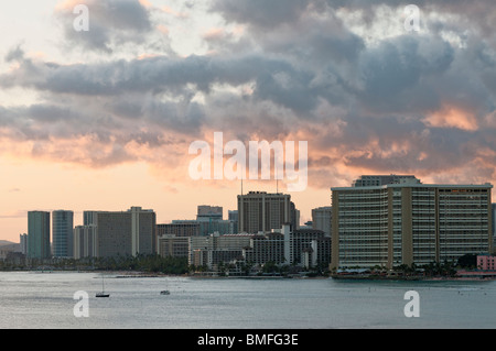 Ein Blick auf Hochhaus Hotelbauten im Abschnitt Waikiki in Honolulu, Hawaii. Stockfoto