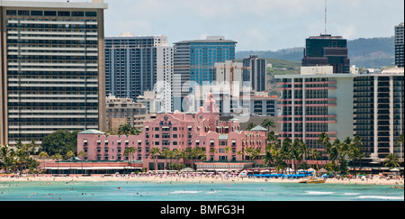 Ein Blick auf die berühmten rosa Royal Hawaiian Hotel im Abschnitt Waikiki in Honolulu, Hawaii. Stockfoto