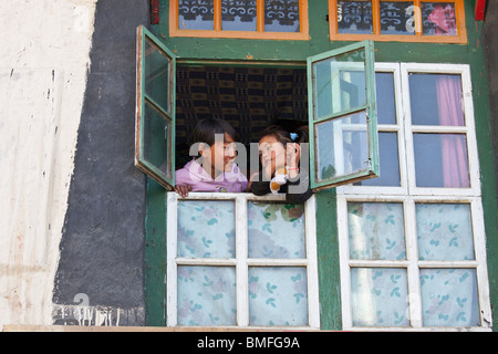 Tibetische Mädchen in einem Fenster in Gyantse, Tibet Stockfoto