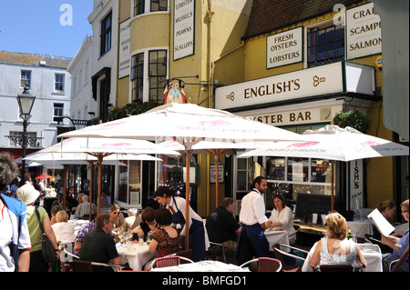 Mitarbeiter für Kunden außerhalb der berühmten englischen Austernbar und Seafood Restaurant Brighton UK Stockfoto