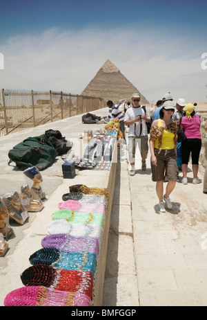 Touristen auf der Suche auf Marktstände mit den Pyramiden im Hintergrund, Gizeh, Kairo, Ägypten Stockfoto