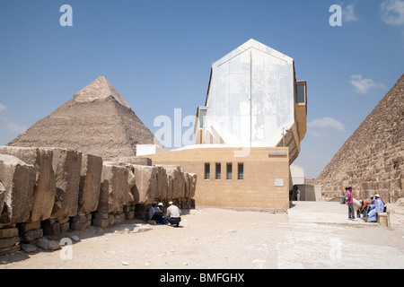 Das moderne Gebäude, das Solarboot von König Cheops (Cheops) an der Basis der großen Pyramide, Gizeh, Kairo, Ägypten Stockfoto