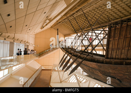 Touristen sehen Solarboot König Khufu (Cheop) in einem eigenen Museum am Fuße der großen Pyramide, Gizeh, Kairo, Ägypten Stockfoto