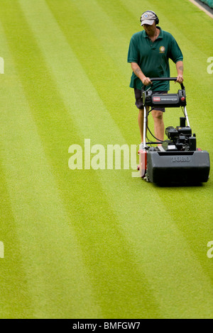 Platzwart schneiden den Rasen Rasen im All England Tennis Club, Wimbledon SW19, London. VEREINIGTES KÖNIGREICH. Stockfoto