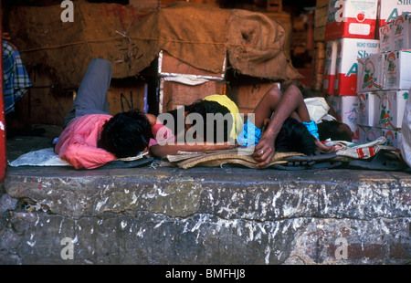 Arbeitnehmer, die ruhen in Crawford Market Mumbai Indien Stockfoto