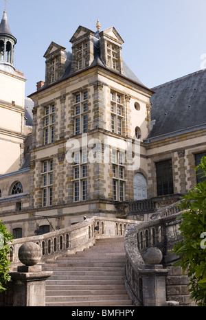 DAS SCHLOSS VON FONTAINEBLEAU (16C) & INNENHOF TREPPE, FRANKREICH Stockfoto