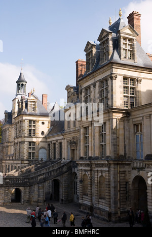 DAS SCHLOSS VON FONTAINEBLEAU (16C) & INNENHOF TREPPE, FRANKREICH Stockfoto